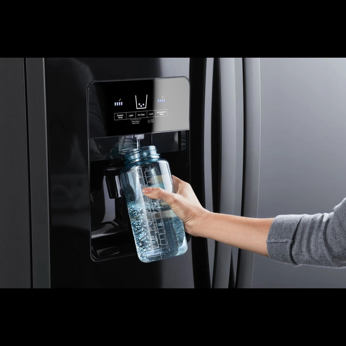 Exterior Ice and Water Dispenser with EveryDrop™ Water Filtration