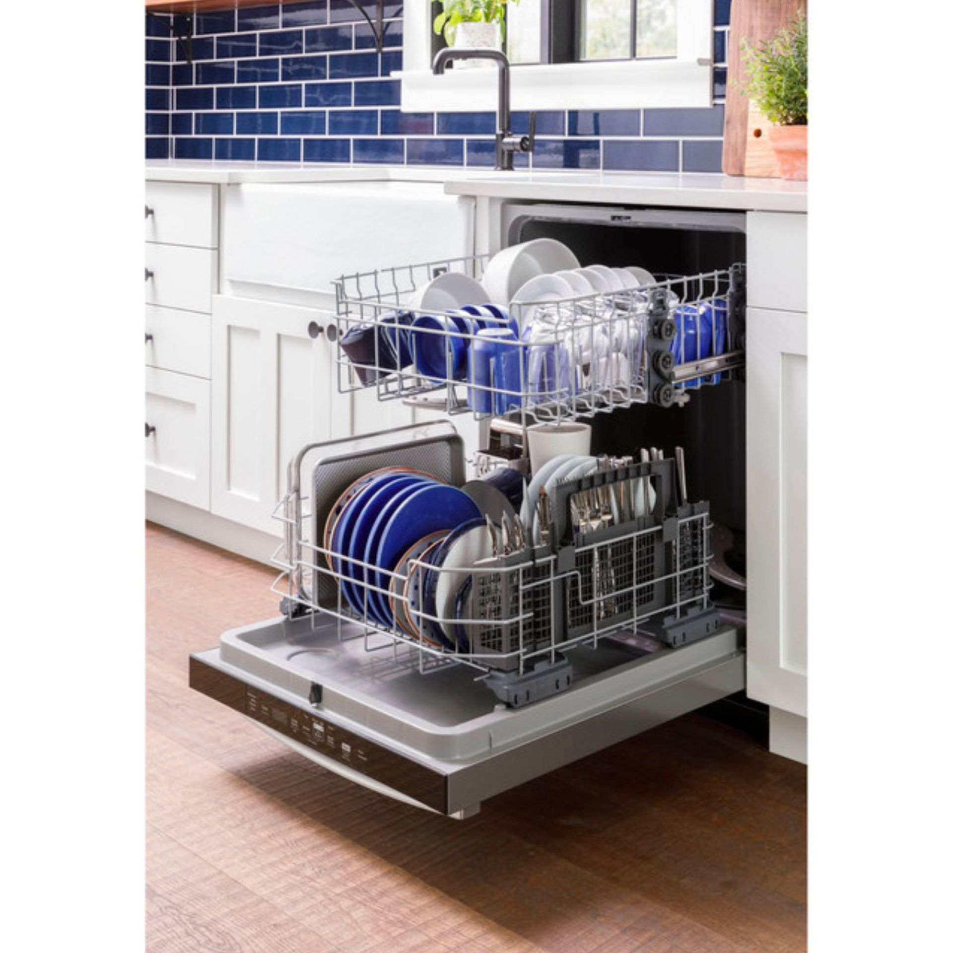 Extra Large Capacity Dishwasher.