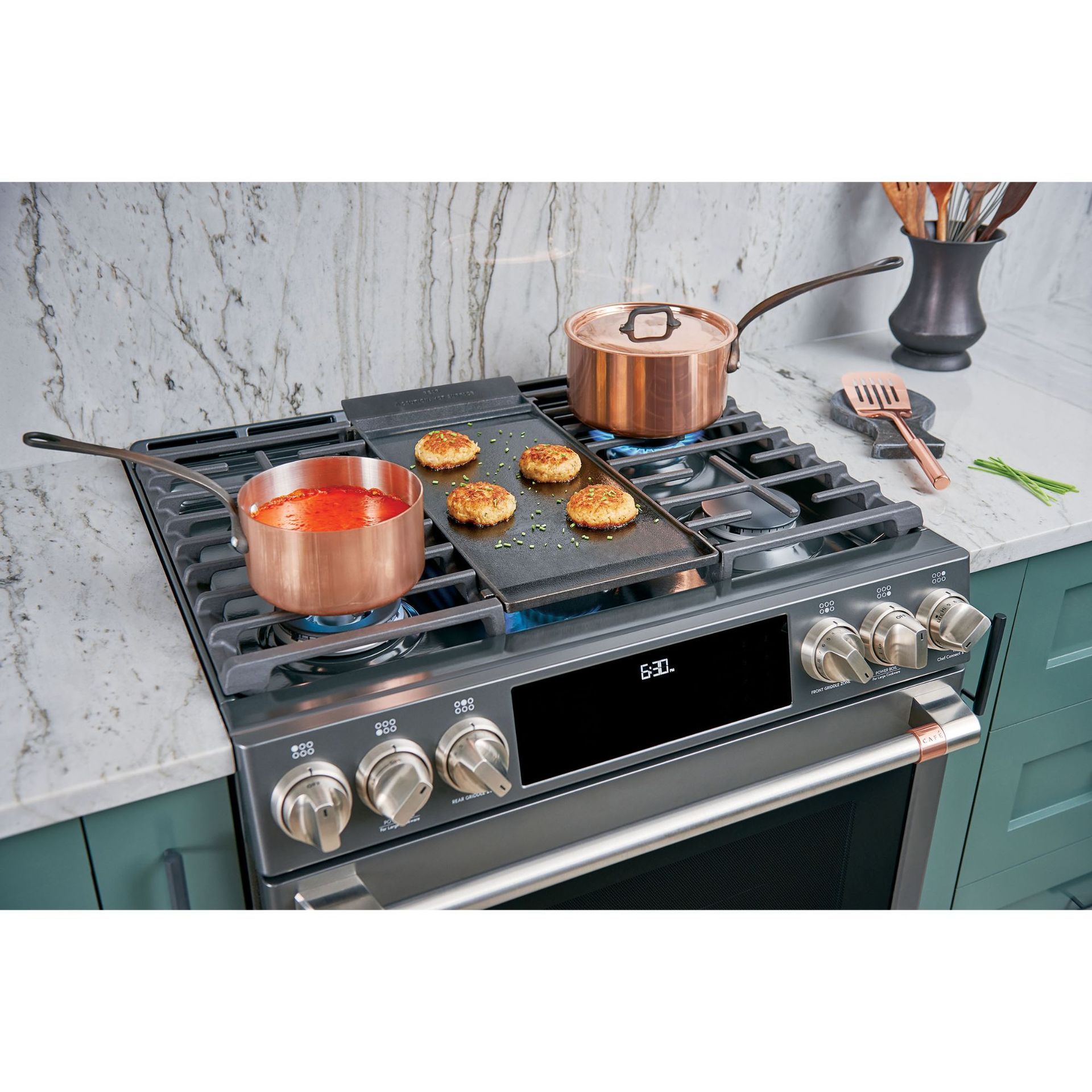 Expansive Six-Burner Cooktop Helps You Entertain With Ease