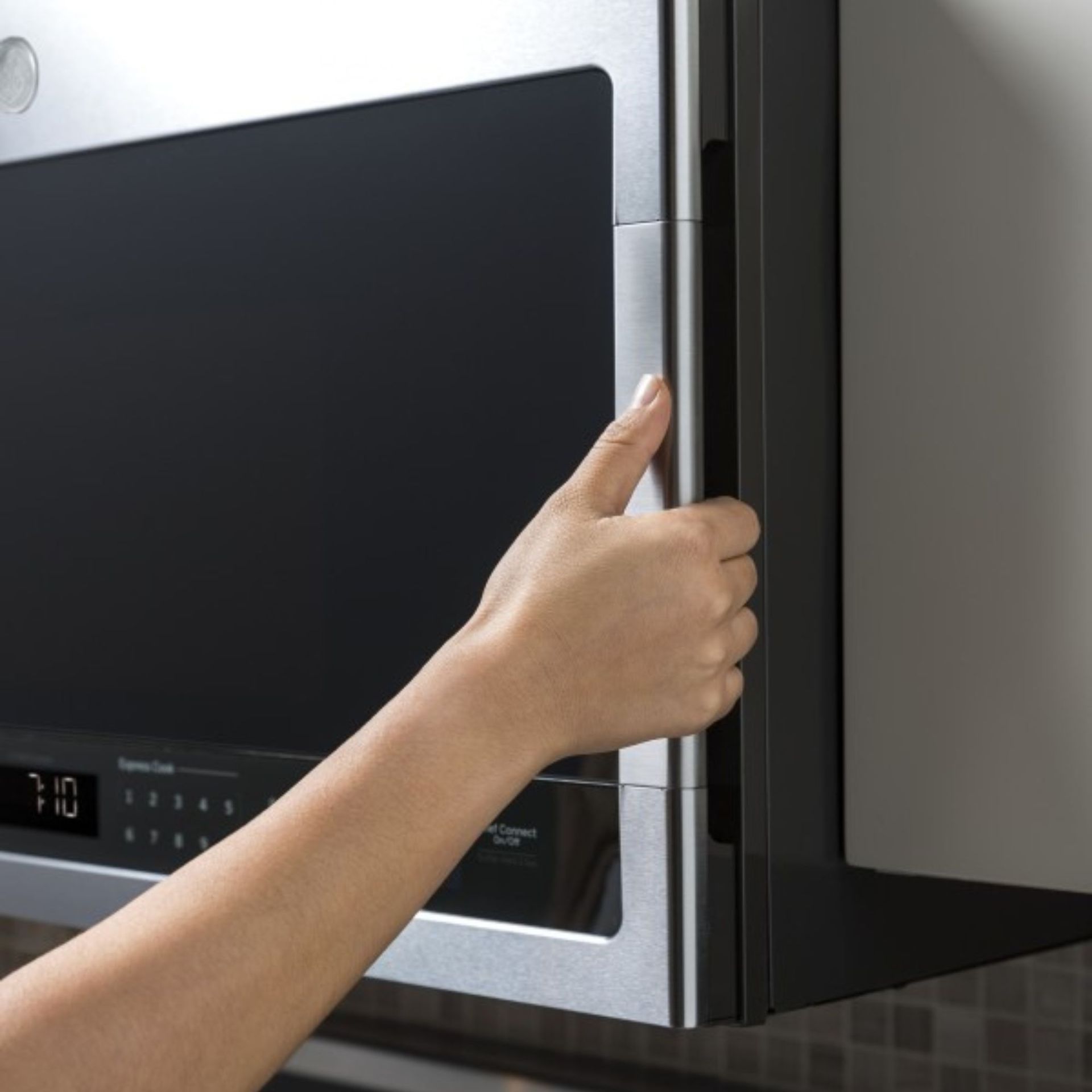 Bottom Control With Integrated Handle